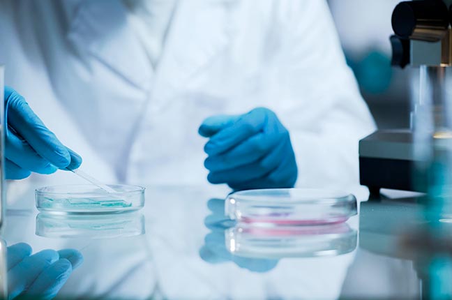 laboratório com microscópio