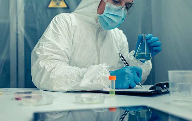 cientista com roupa de proteção bacteriológica em laboratório